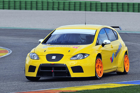 Det tog ikke mange omgange, før Michel Nykjær satte hurtige tider på racerbanen i Valencia i sin Seat Leon TDI.